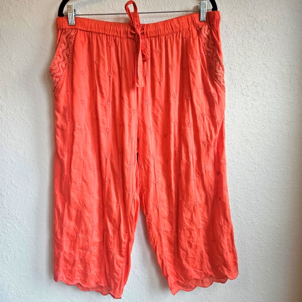 By Eloise brand women's pink embroidered Capris  size L Large